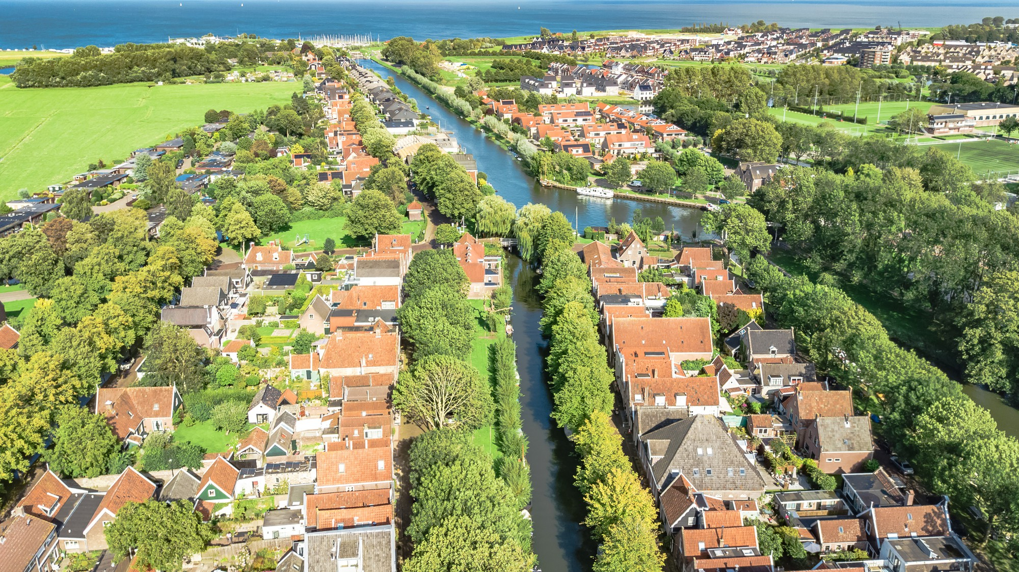 Energie woonwijk aan zee met zonnepanelen